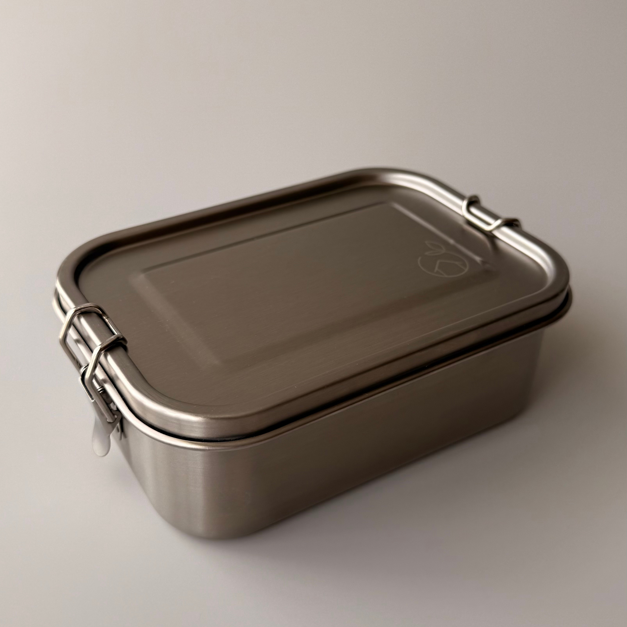 Close-up of the leak-resistant LFGB-certified silicone seal on a stainless steel lunch box lid for mess-free commuting.