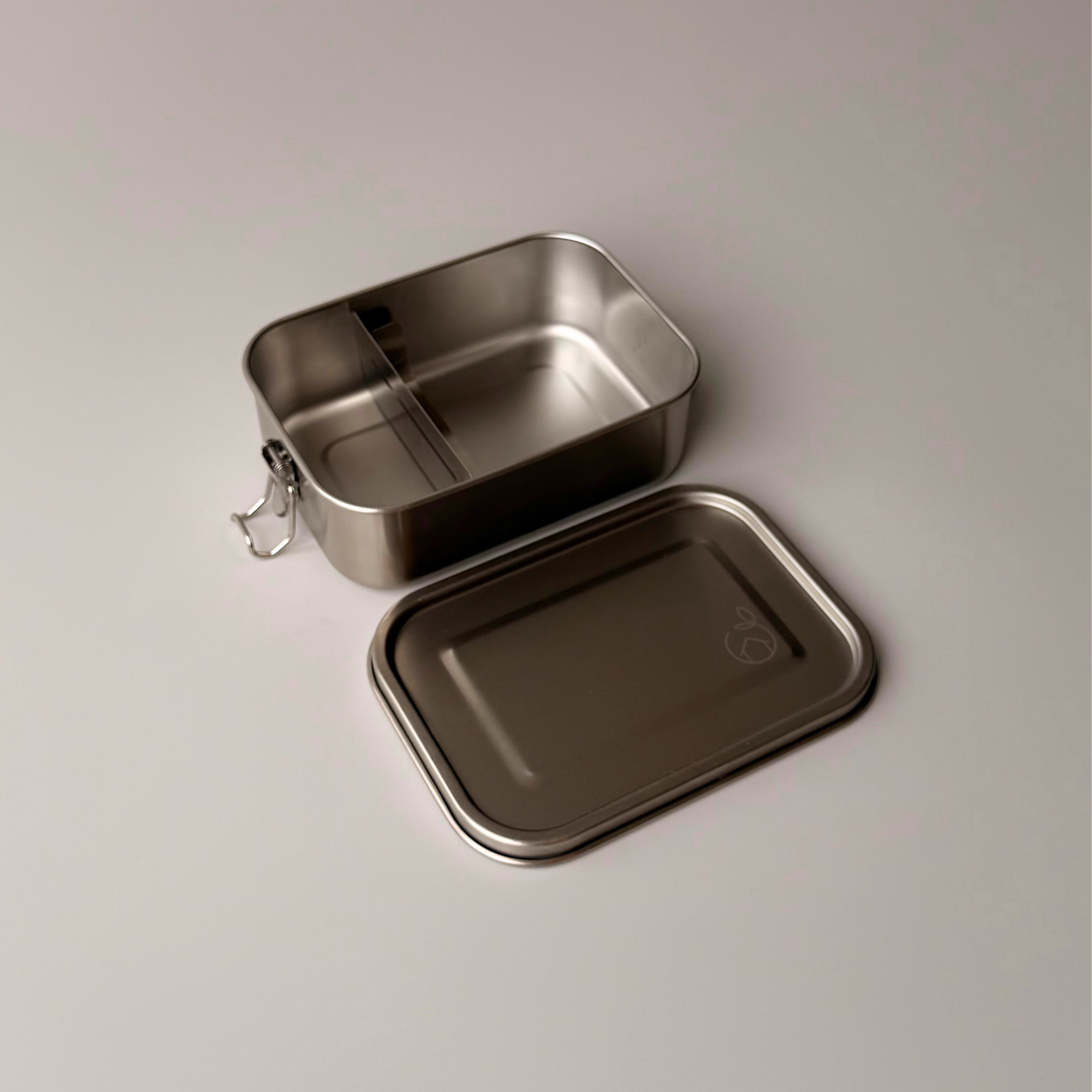 Close-up of the leak-resistant LFGB-certified silicone seal on a stainless steel lunch box lid for mess-free commuting.
